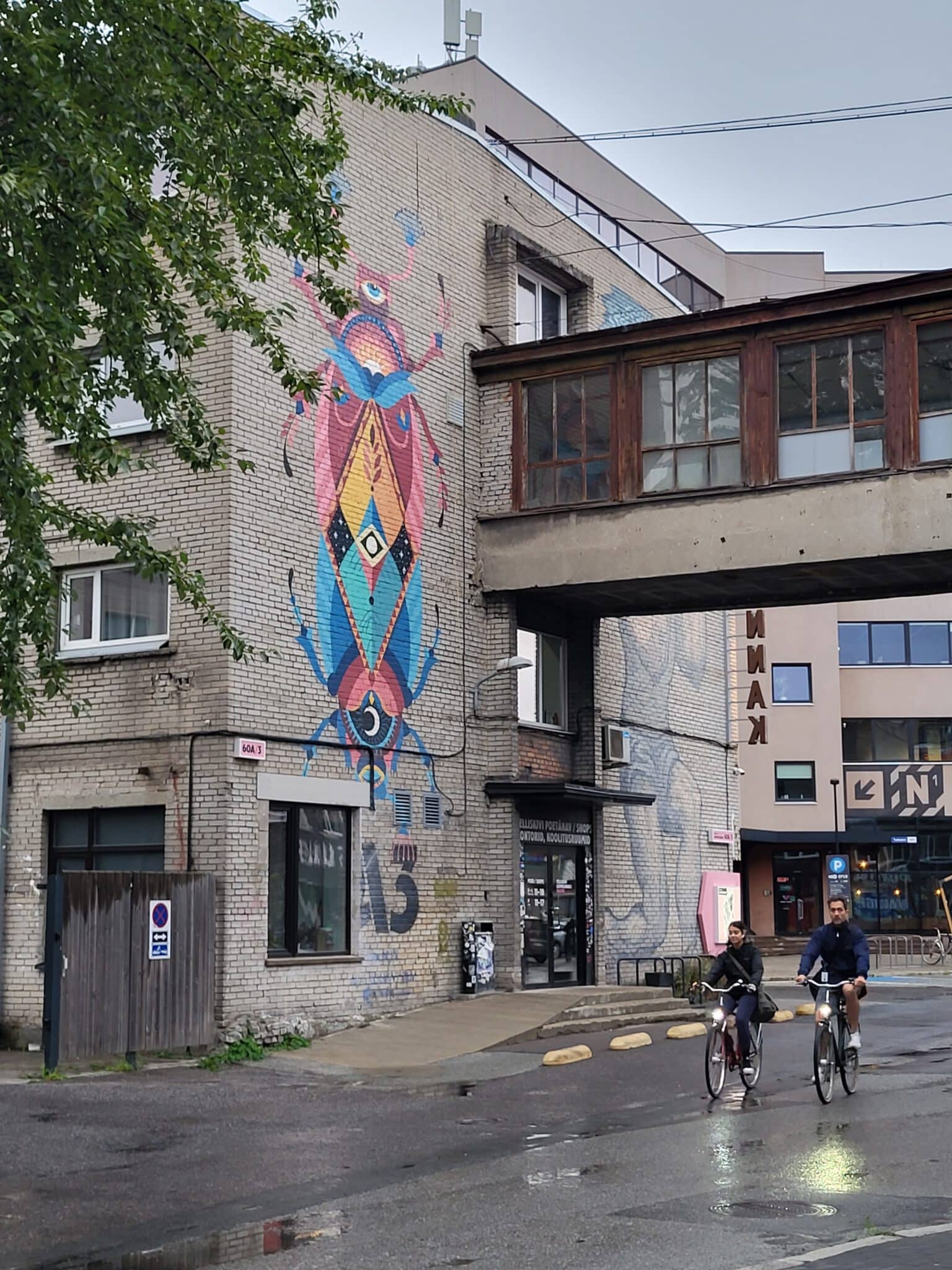 Bunte Street-Art an einem Gebäude mit Verbindungsbrücke in der Telliskivi Creative City in Tallinn