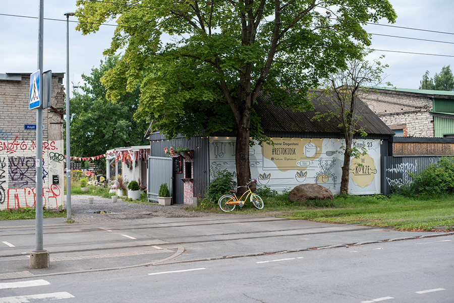 Außenansicht des dagestanischen Restaurants The Kurze an einer Straßenecke in Tallinn