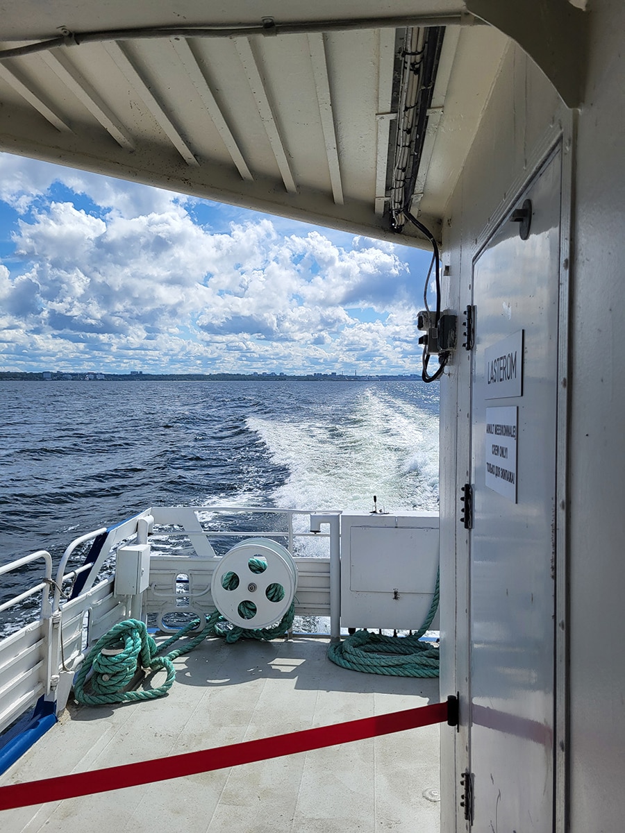 Blick vom Außendeck der Fähre nach Aegna auf die Ostsee
