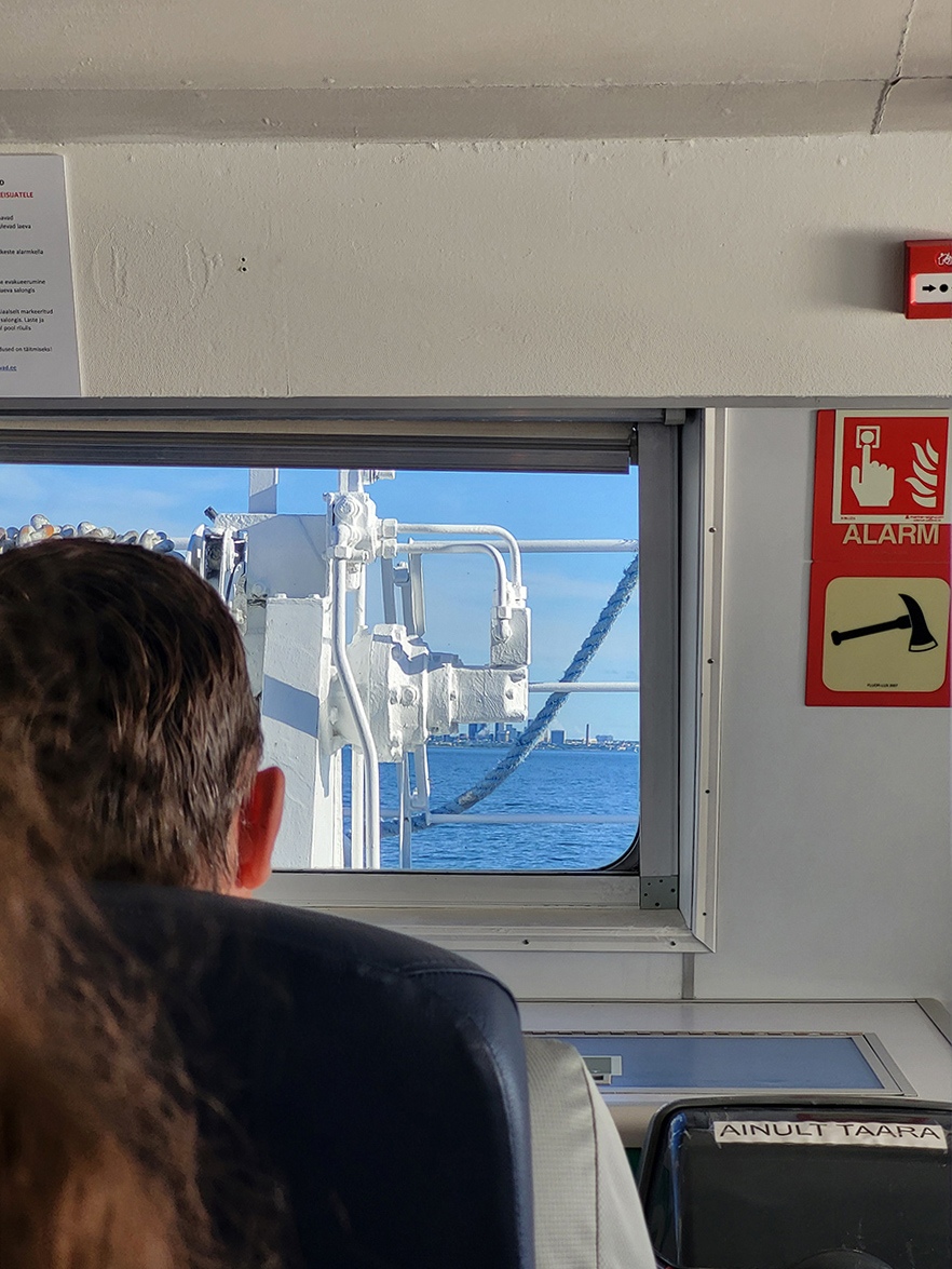 Blick aus dem Innenraum der Fähre nach Aegna durch das Fenster auf die Ostsee
