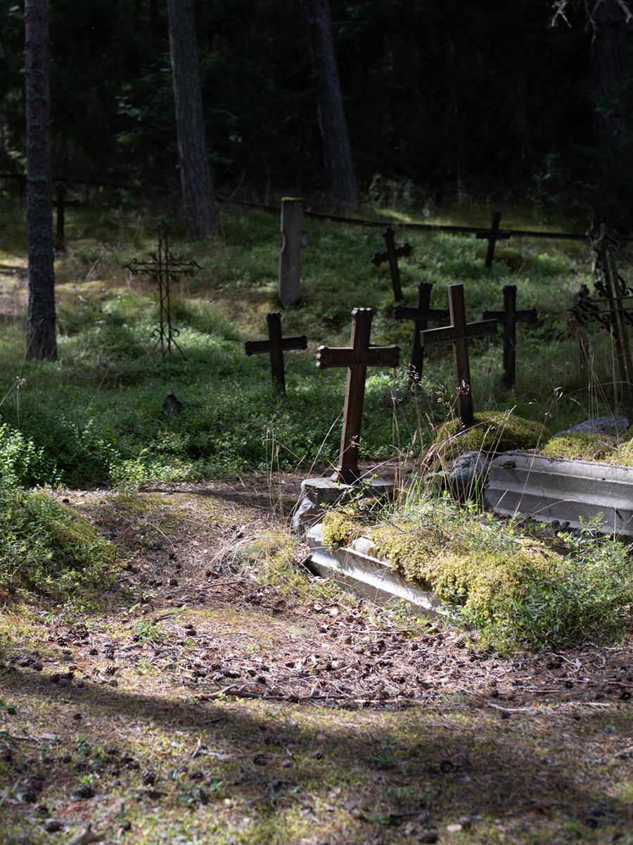 Alte Grabkreuze auf dem historischen Friedhof der Insel Aegna