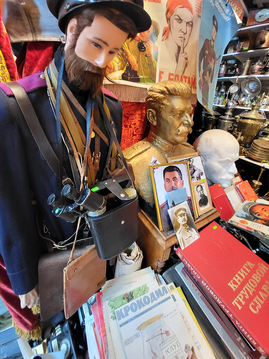 Kuriose Fundstücke und Secondhand-Waren in einem kleinen Laden im Obergeschoss des Balti Jaama Turg