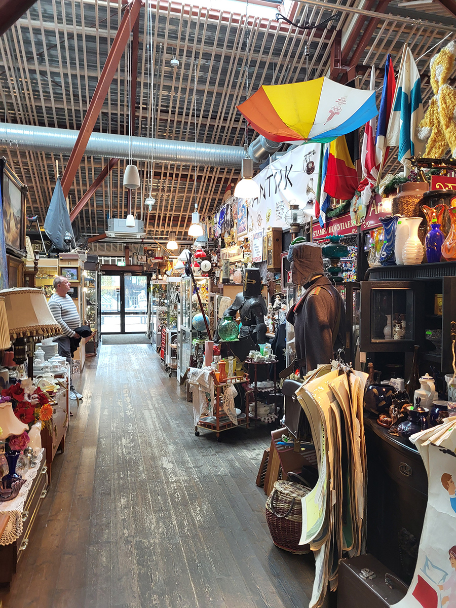 Gang mit Kleidung, Secondhand und Verkaufsständen im Obergeschoss des Balti Jaama Turg in Tallinn