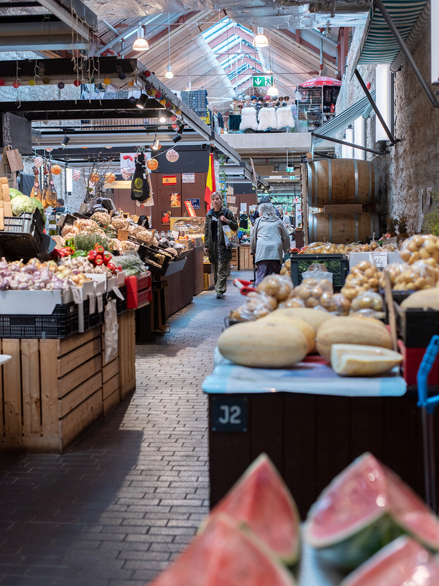 Marktstände mit Wassermelonen und weiteren Lebensmitteln im Balti Jaama Turg in Tallinn