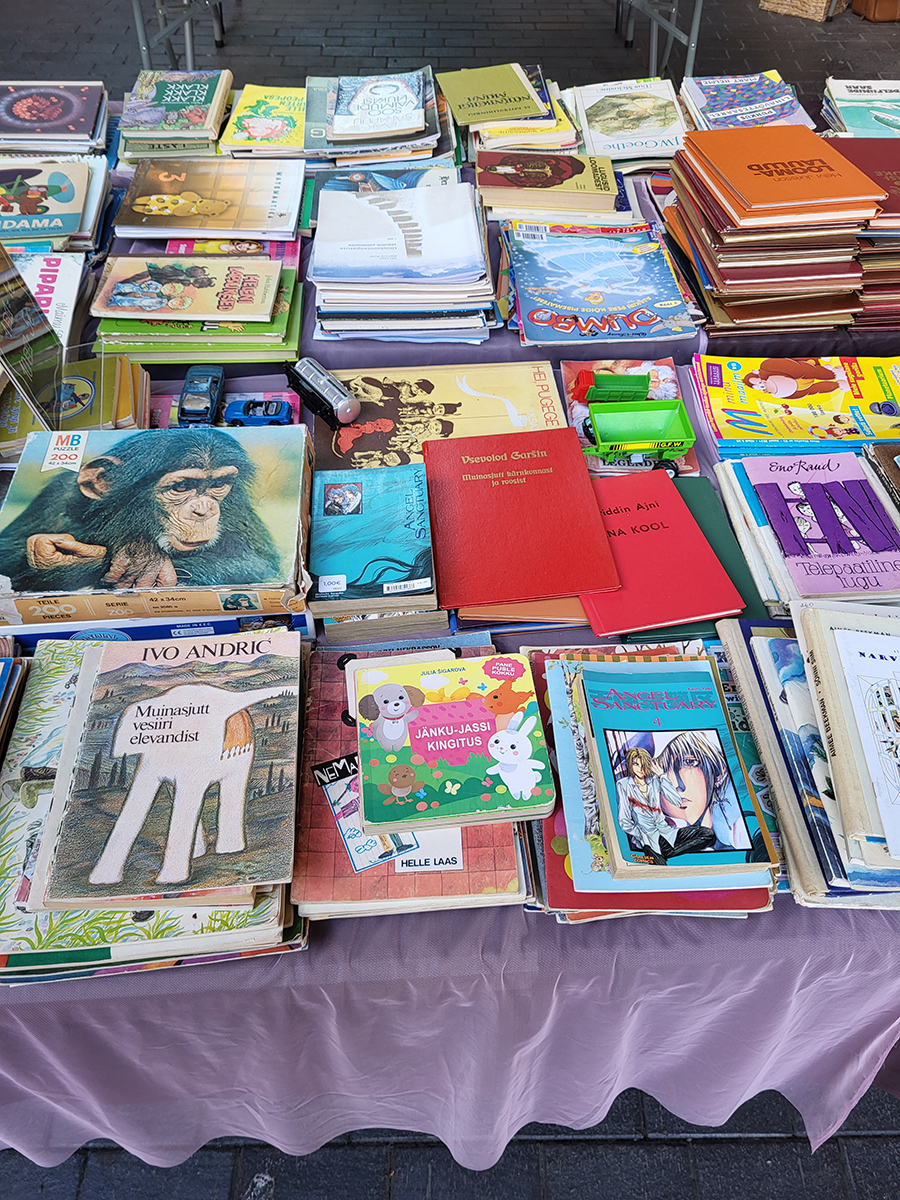 Bunte Bücher, Hefte und Postkarten an einem Verkaufsstand im Balti Jaama Turg in Tallinn