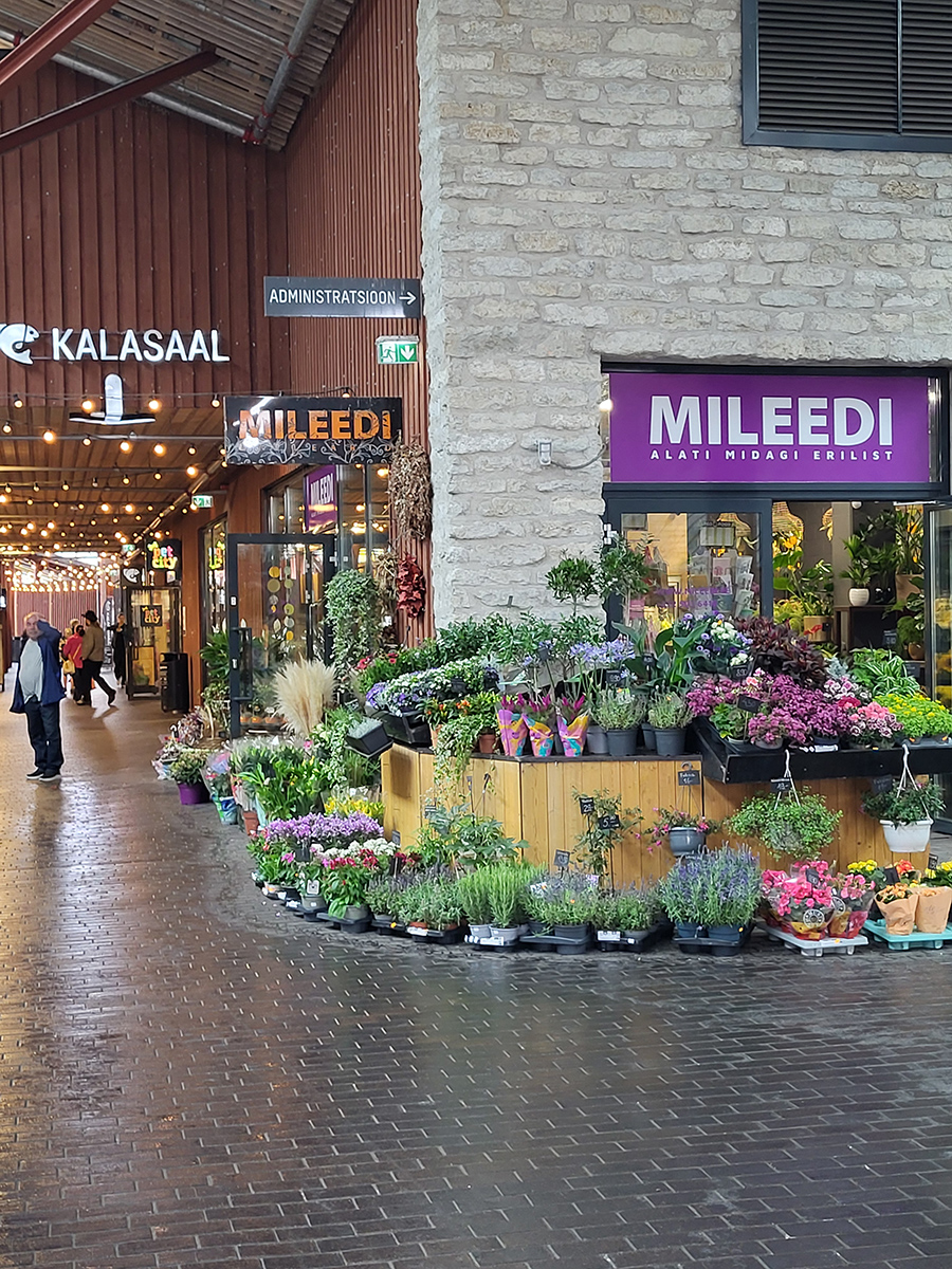 Obst- und Gemüsestand im Innenbereich des Balti Jaama Turg in Tallinn