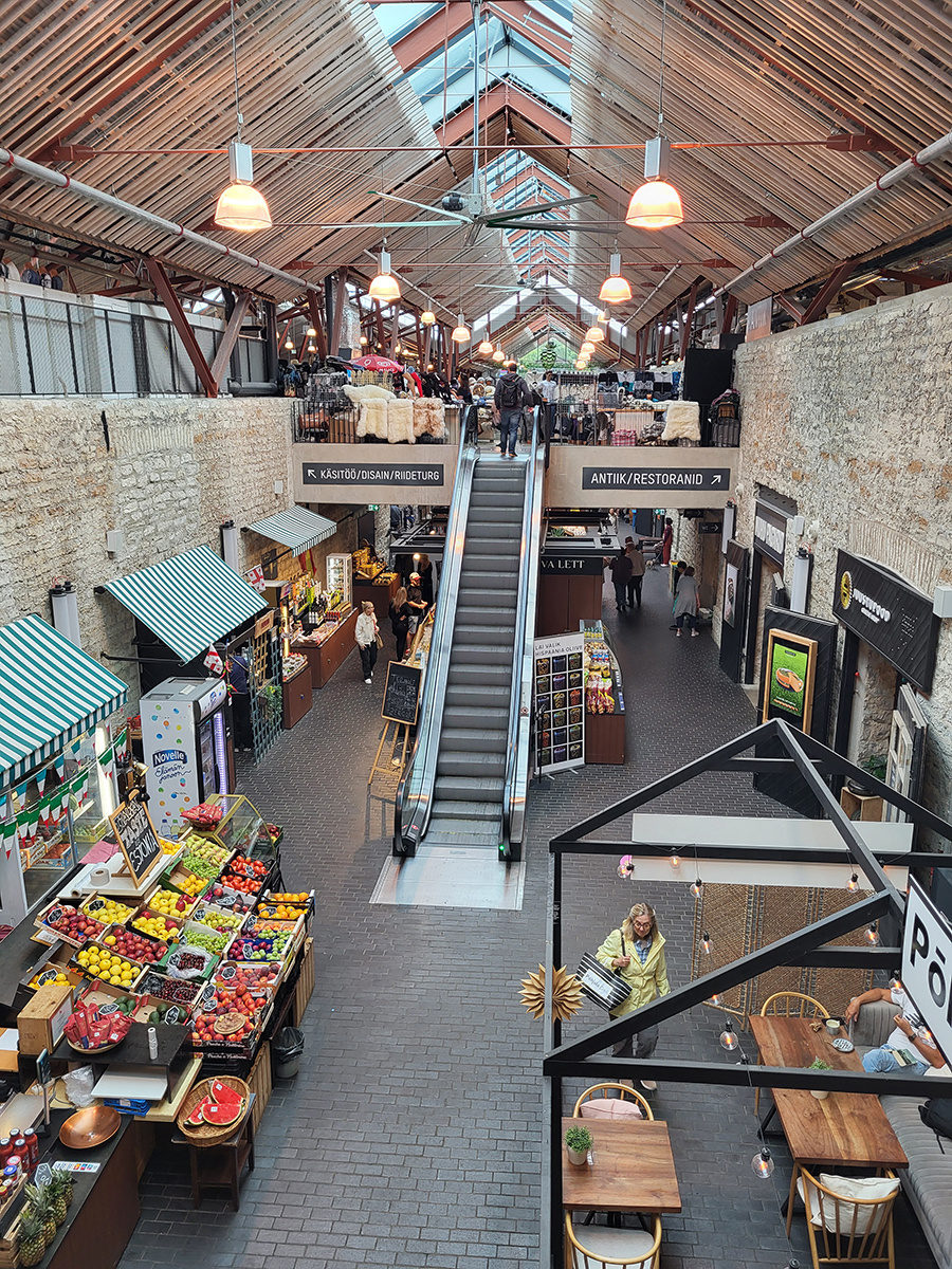 Blick von der oberen Etage in das Innere des Balti Jaama Turg mit Marktständen und Rolltreppe