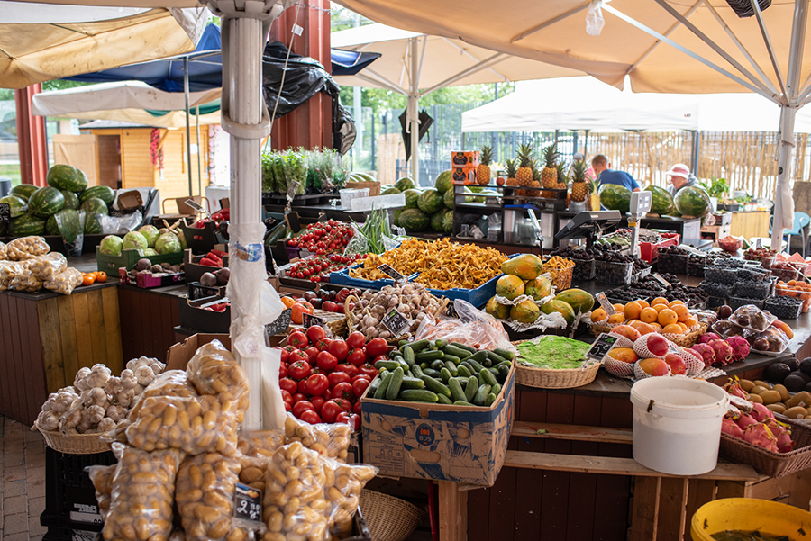 Marktstand mit frischem Obst, Gemüse und anderen Lebensmitteln im Balti Jaama Turg in Tallinn