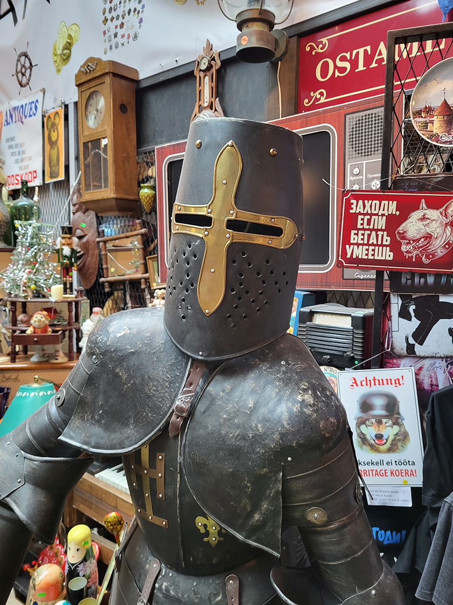 Kuriose Ritterfigur zwischen Antiquitäten und Trödel im Balti Jaama Turg in Tallinn