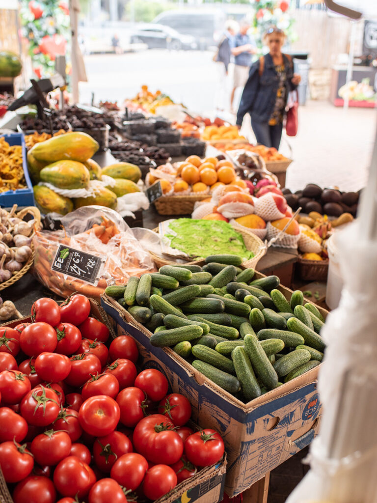 Frisches Gemüse mit Tomaten und Gurken an einem Marktstand im Balti Jaama Turg in Tallinn