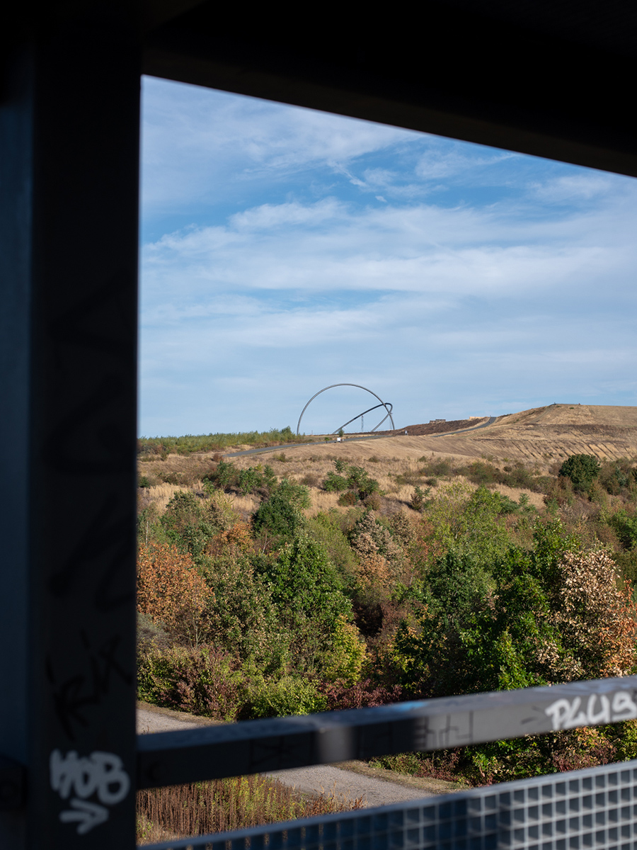 Blick über die Halde Hoheward in Herten mit grüner Landschaft und blauem Himmel