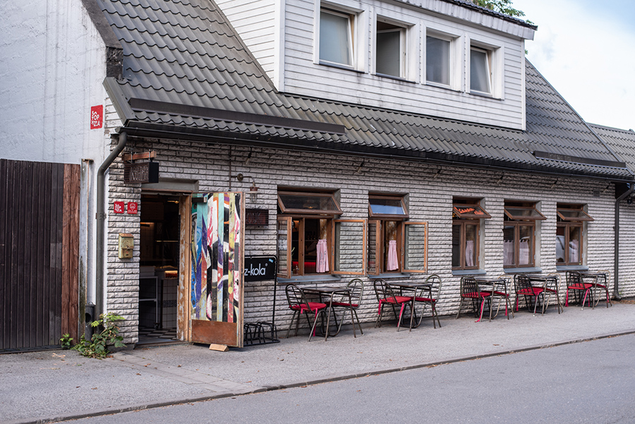 Außenansicht des Kaja Pizza Köök in einer ruhigen Wohnstraße in Tallinn