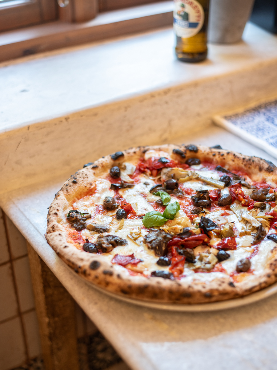 Neapolitanische Pizza Nr. 7 mit Artischocken, Aubergine, Paprika und Oliven im Kaja Pizza Köök in Tallinn