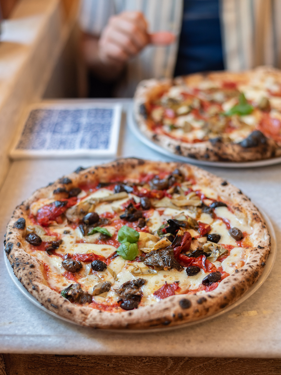 Neapolitanische Pizza mit Artischocken, Aubergine, Paprika und Oliven im Kaja Pizza Köök in Tallinn