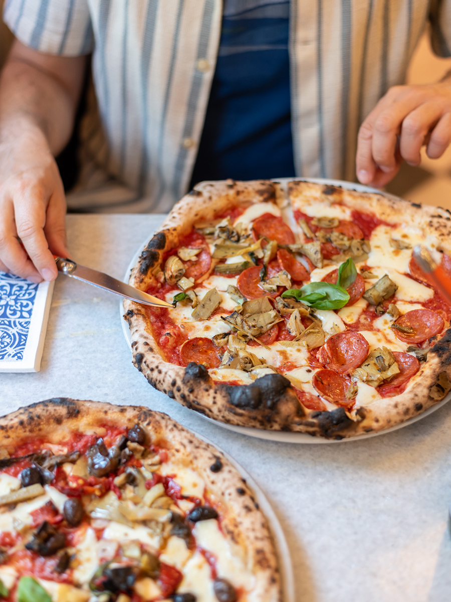Zwei neapolitanische Pizzen auf einem Tisch im Kaja Pizza Köök in Tallinn