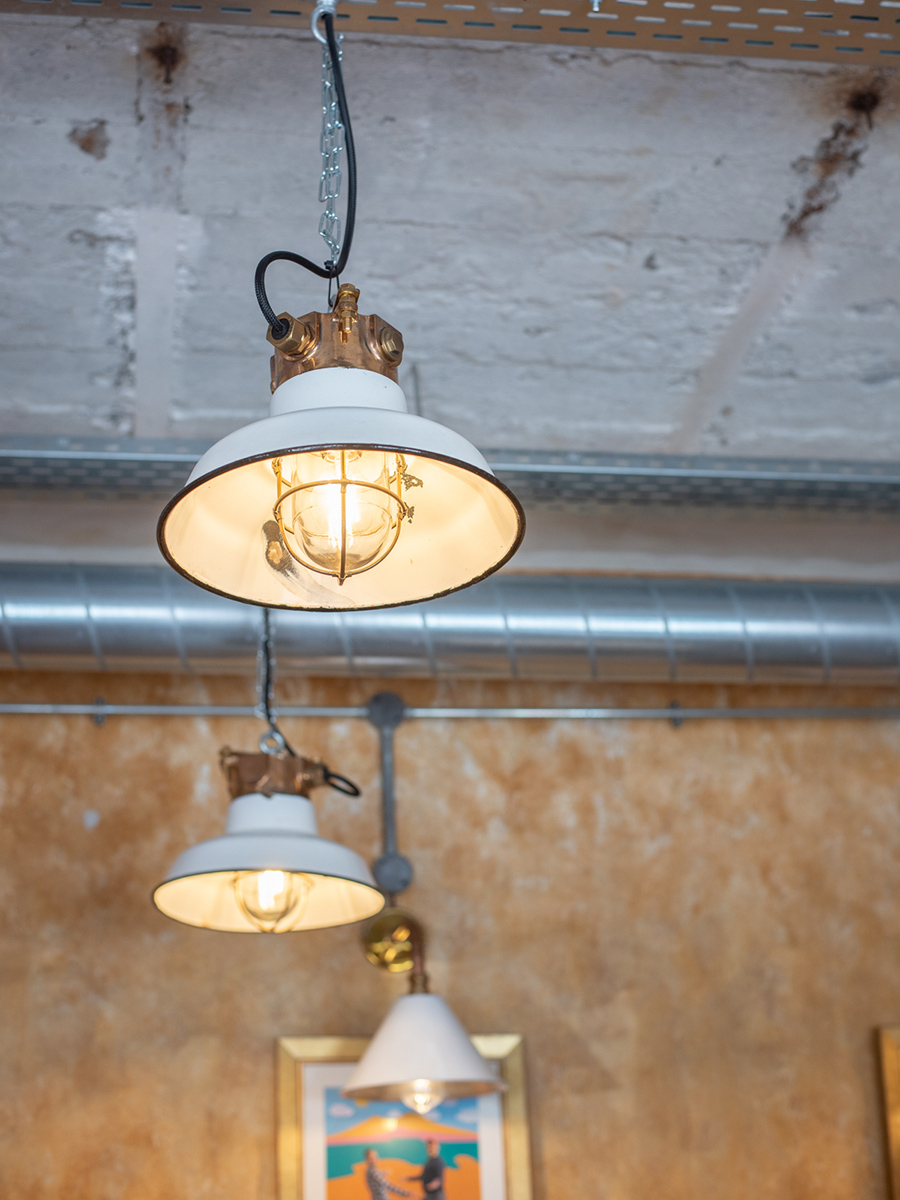 Industrielle Hängelampen und sichtbare Lüftungsrohre im Kaja Pizza Köök in Tallinn