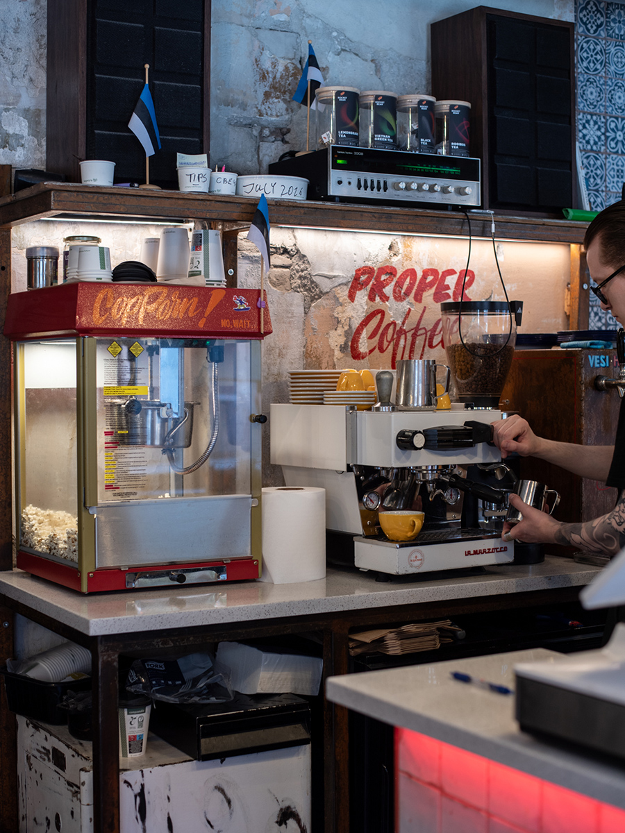 Arbeitsbereich und offene Küche im Kaja Pizza Köök in Tallinn