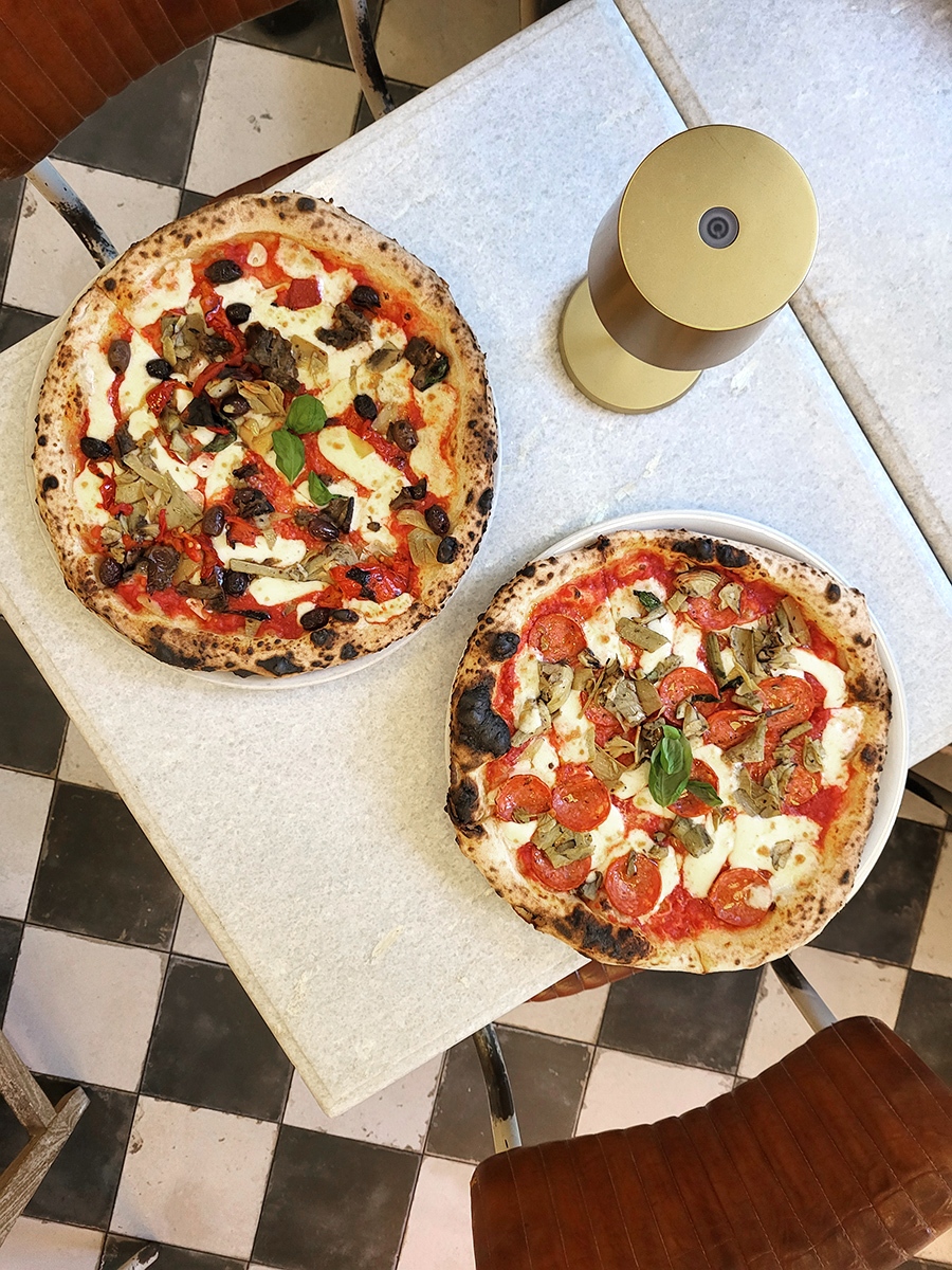 Zwei neapolitanische Pizzen auf einem Tisch im Kaja Pizza Köök in Tallinn