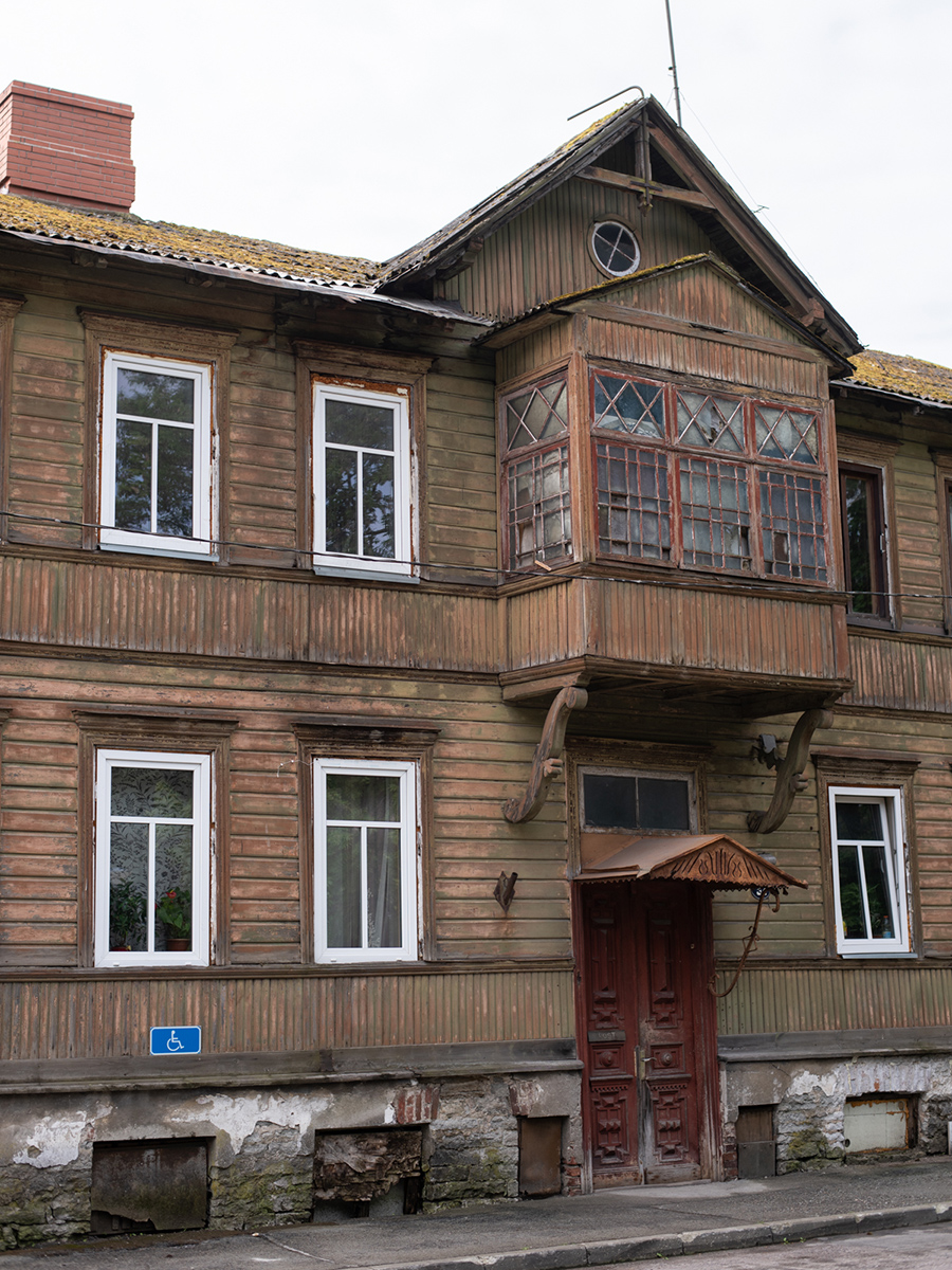 Historisches Holzhaus mit Erker und verwitterter Fassade im Tallinner Stadtteil Kalamaja