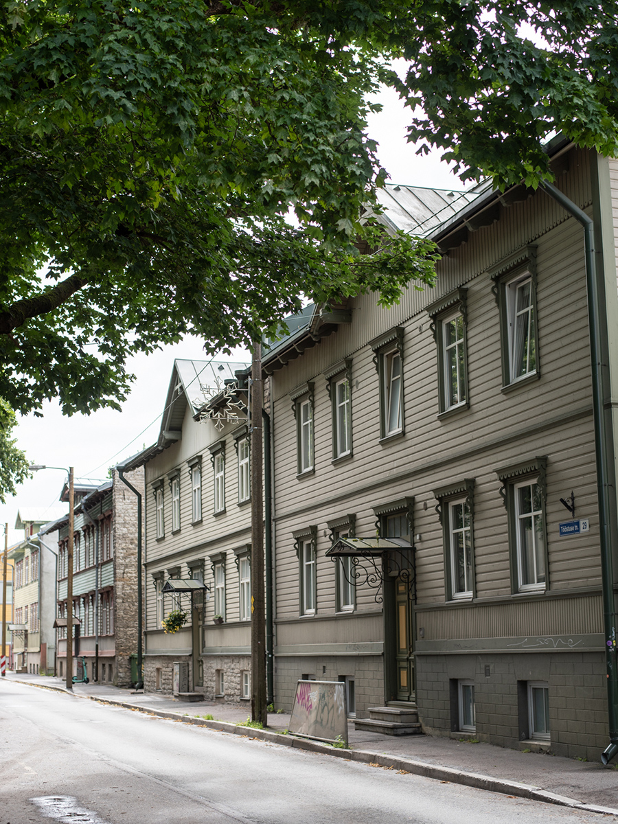 Reihe historischer Holzhäuser an einer Straße im Tallinner Stadtteil Kalamaja