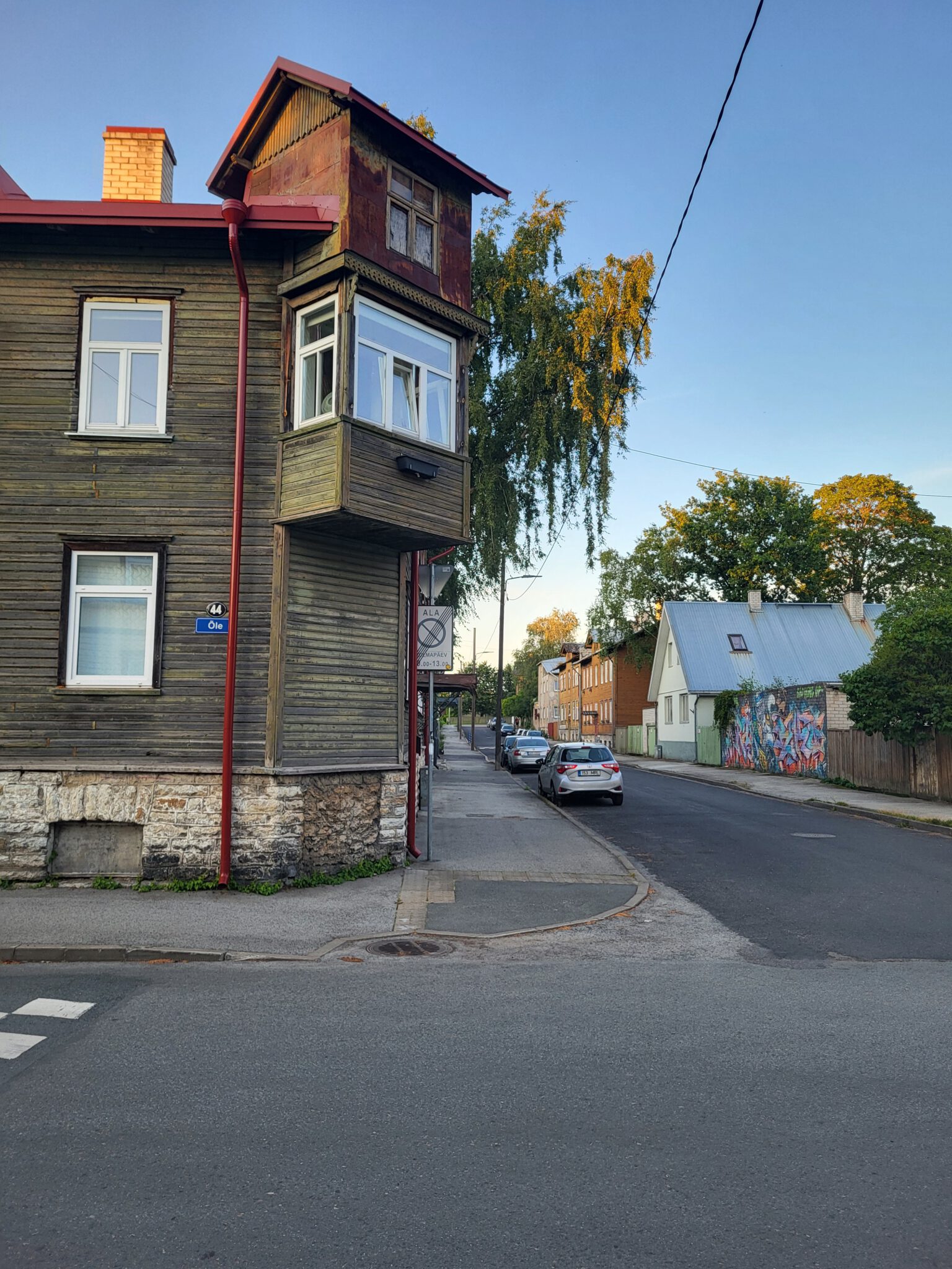 Straße mit historischen Holzhäusern im Tallinner Stadtteil Kalamaja