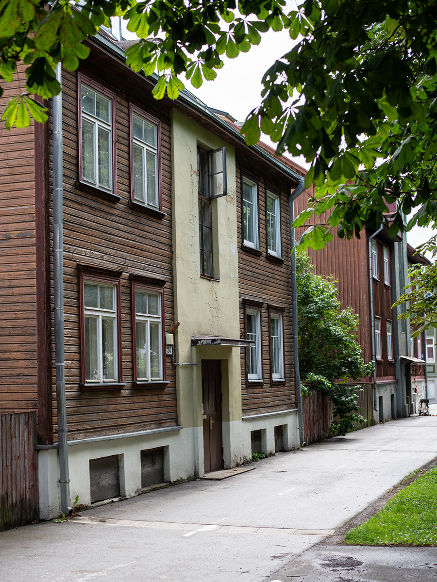 Historisches braunes Holzhaus an einer ruhigen Straße im Tallinner Stadtteil Kalamaja