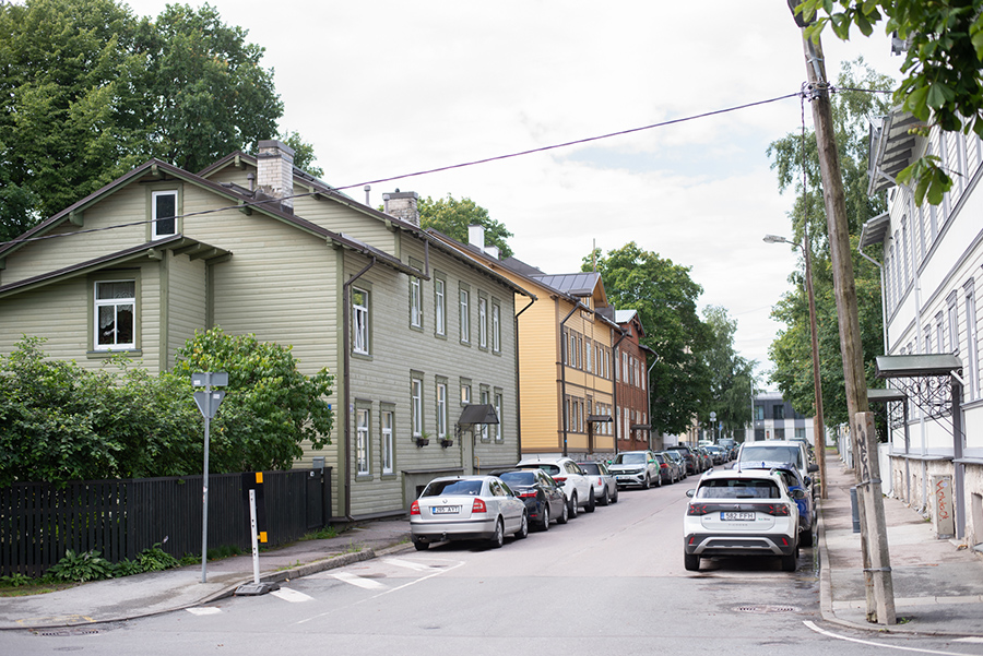 Ruhige Wohnstraße mit historischen Holzhäusern im Tallinner Stadtteil Kalamaja