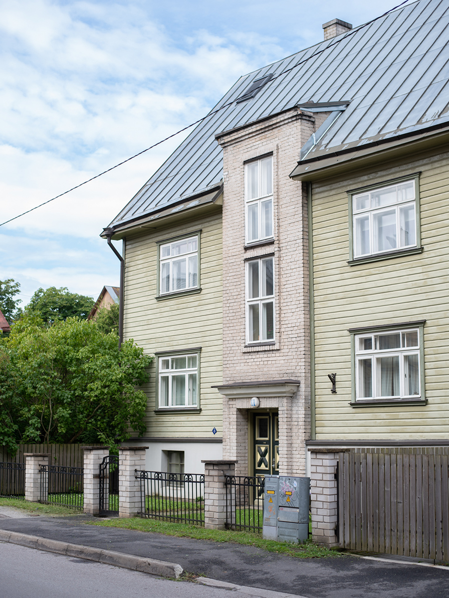 Helles historisches Holzhaus mit Erker im Tallinner Stadtteil Kalamaja