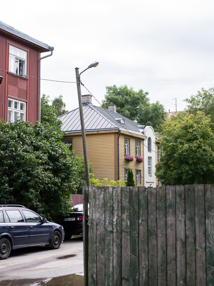 Wohnhäuser hinter einem Holzzaun im Tallinner Stadtteil Kalamaja