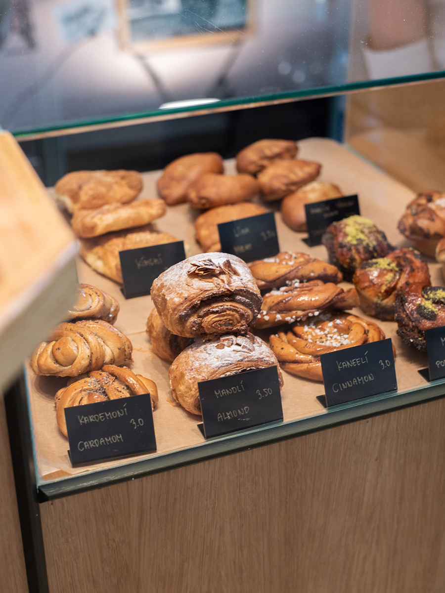 Auslage mit verschiedenen süßen Gebäckstücken im Kiosk No. 4 in Tallinn