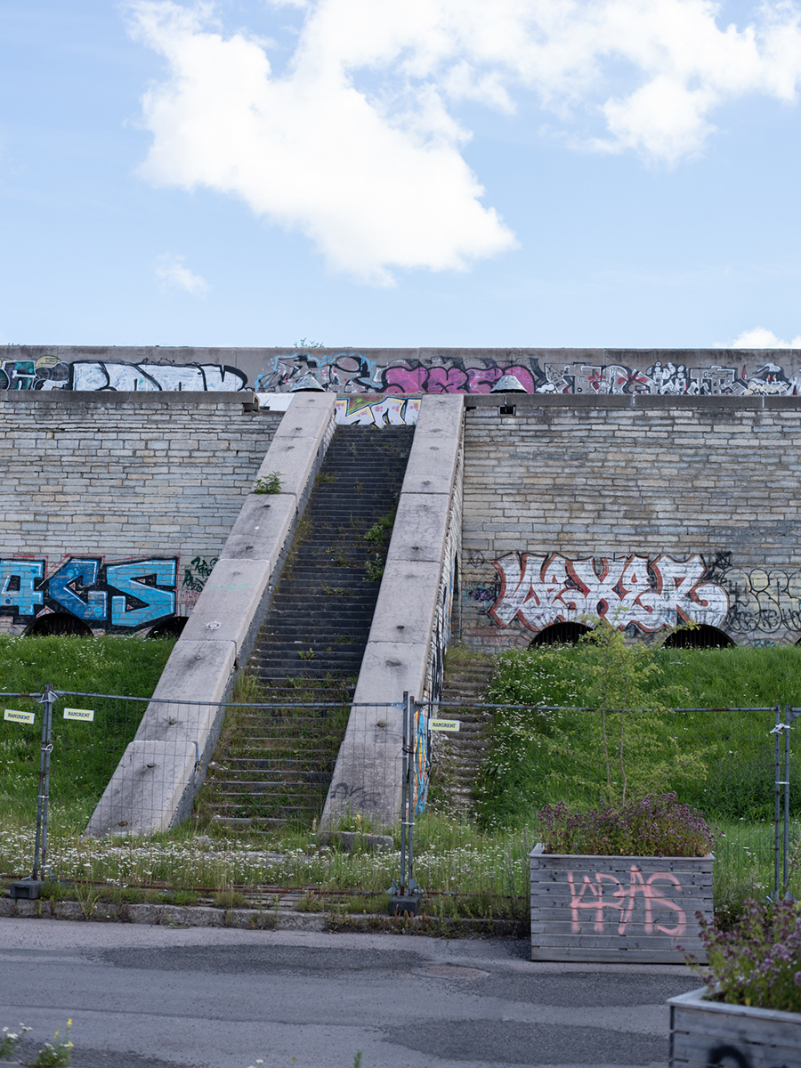 Graffitibedeckte Betonfassade und Treppenanlage der Linnahall in Tallinn