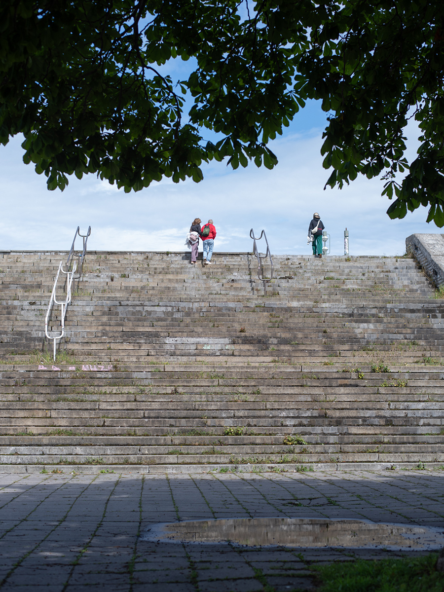 Breite Betontreppe der Linnahall in Tallinn mit Menschen auf der oberen Terrasse