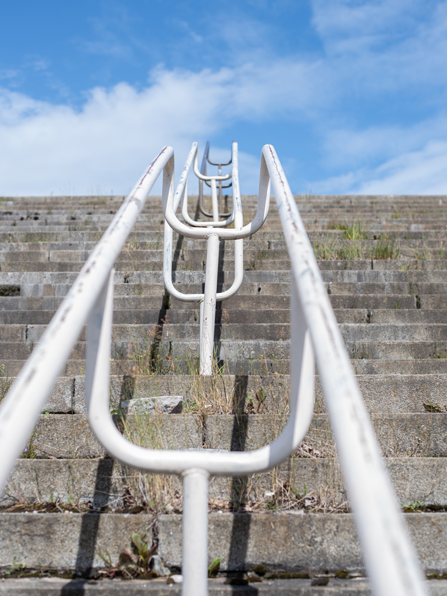 Weiße Metallgeländer auf der breiten Betontreppe der Linnahall in Tallinn