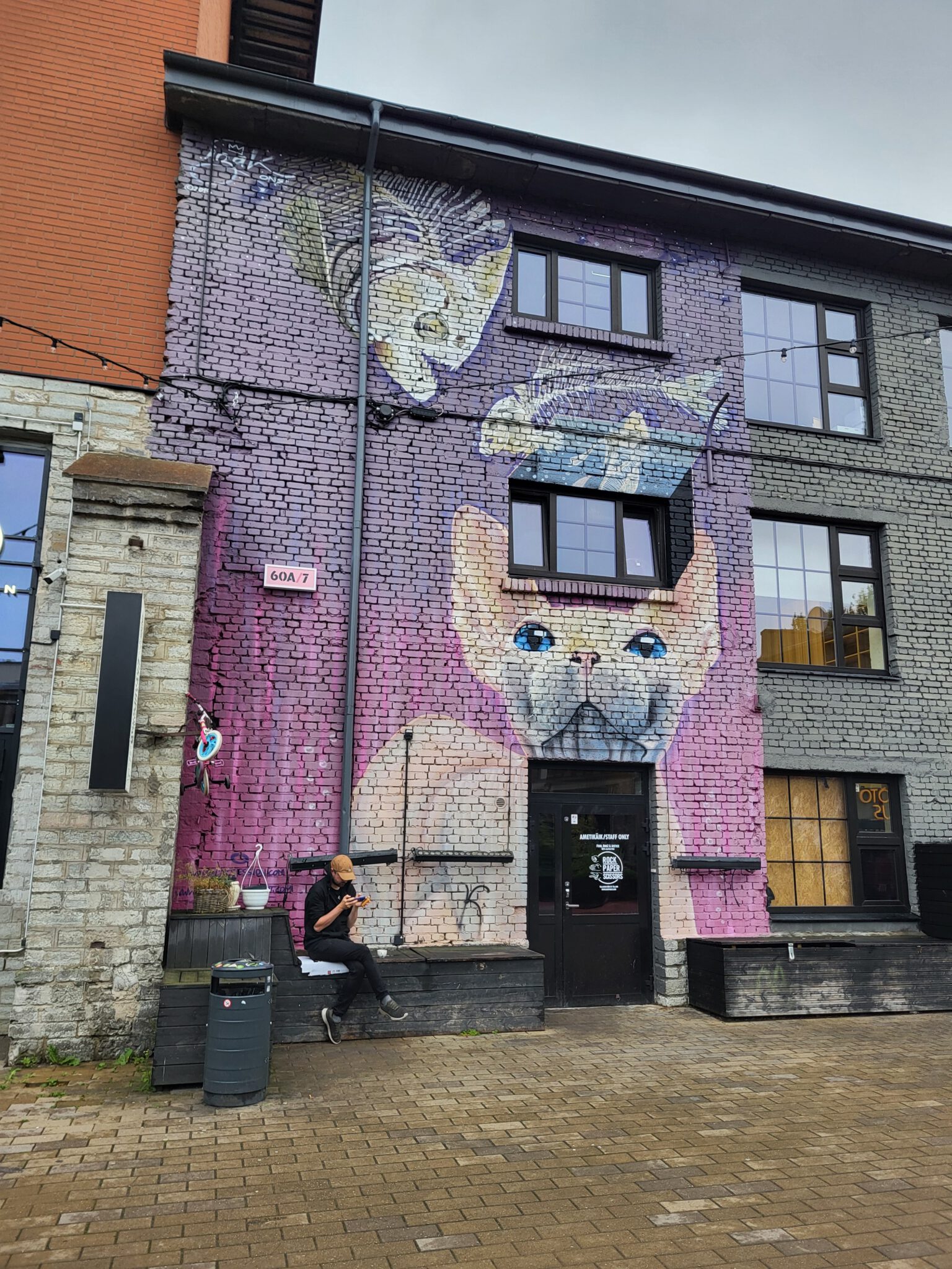 Bunt bemalte Fassade mit großflächiger Street-Art in der Telliskivi Creative City in Tallinn