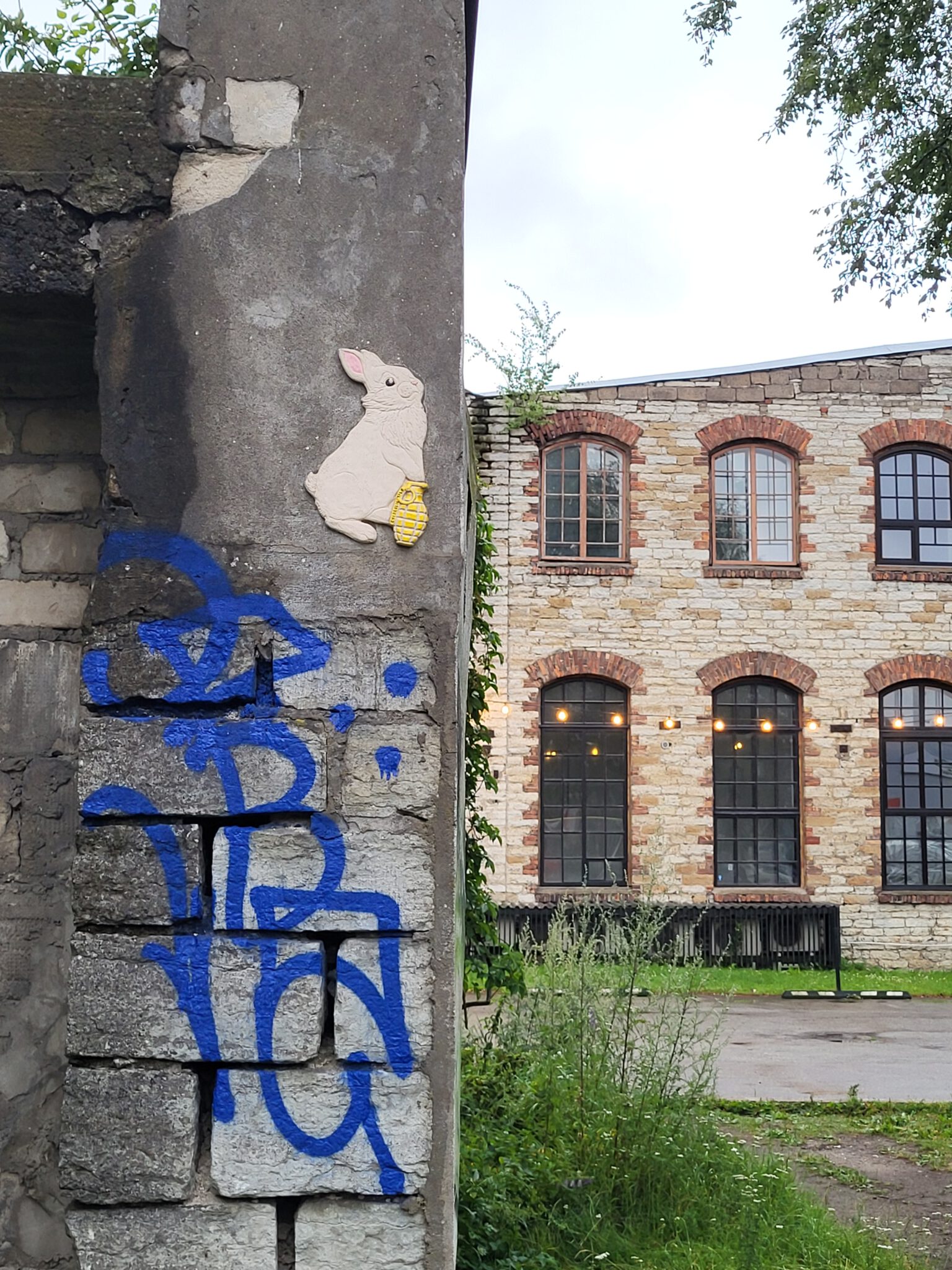 Kleines Hasenrelief an einer alten Mauer in Telliskivi in Tallinn