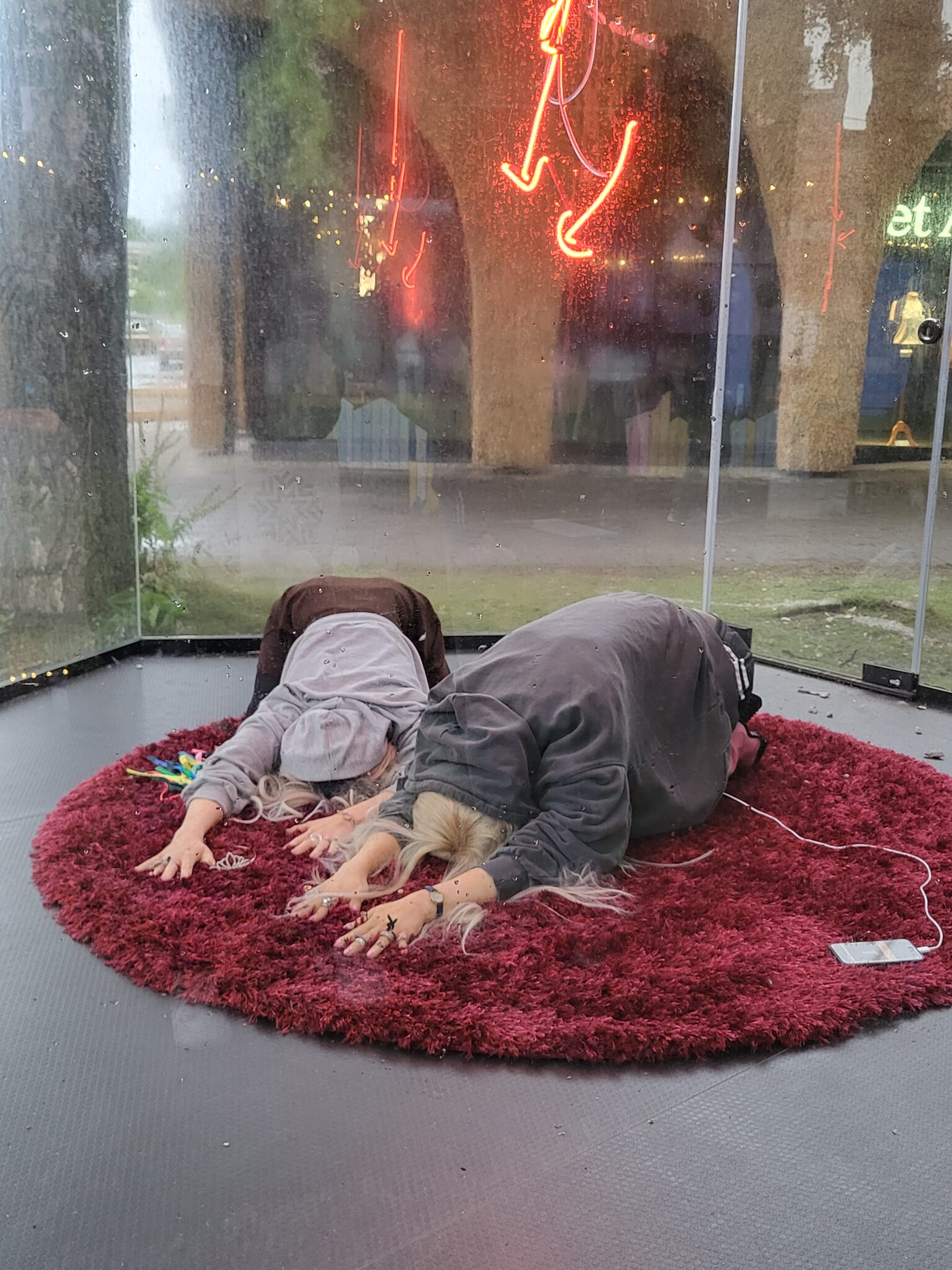 Kunstinstallation „find that strength“ von Marta Vaarik zum Thema häusliche Gewalt in Telliskivi