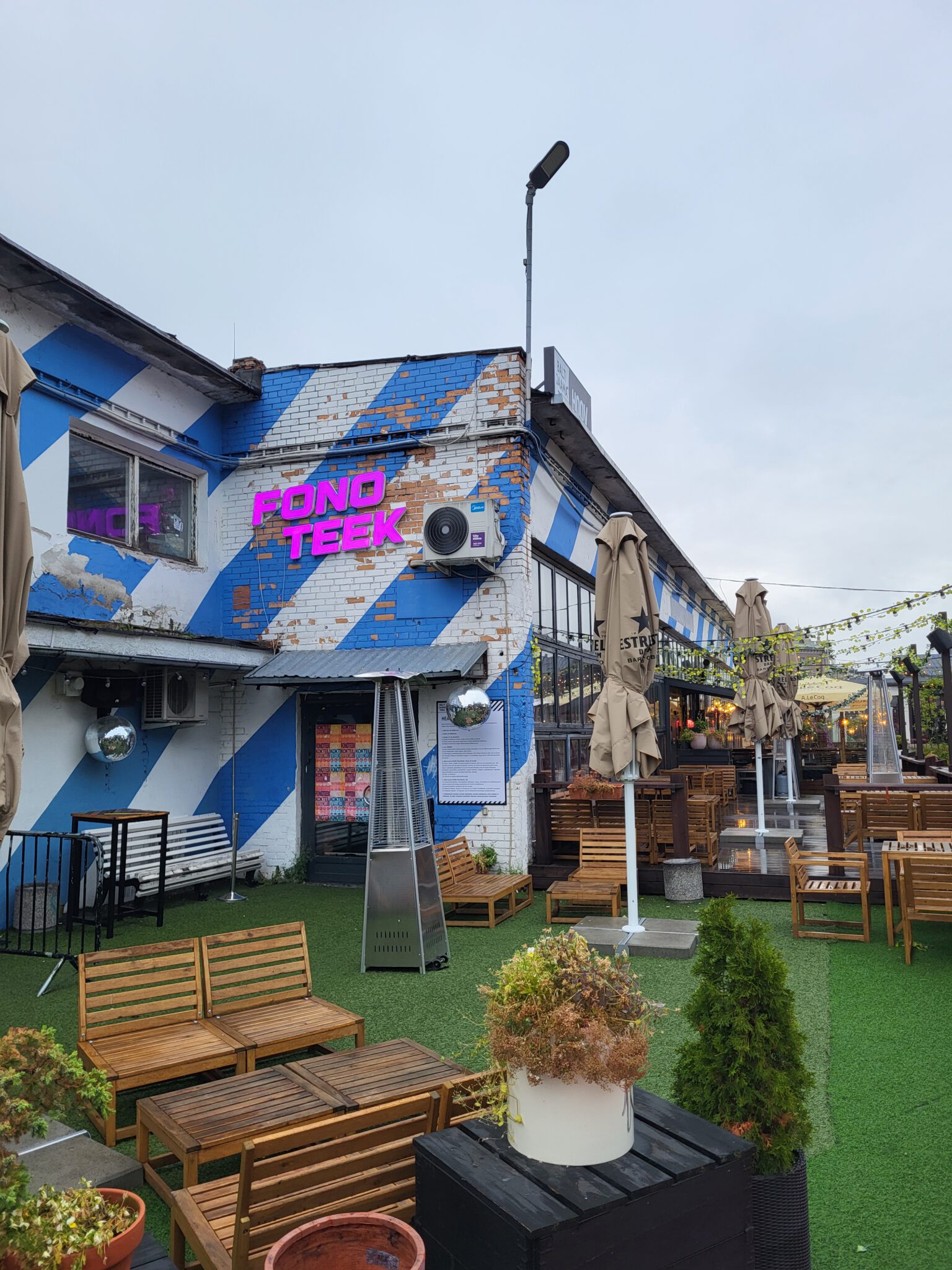 Bunter Innenhof mit Sitzplätzen und Street-Art in der Telliskivi Creative City in Tallinn