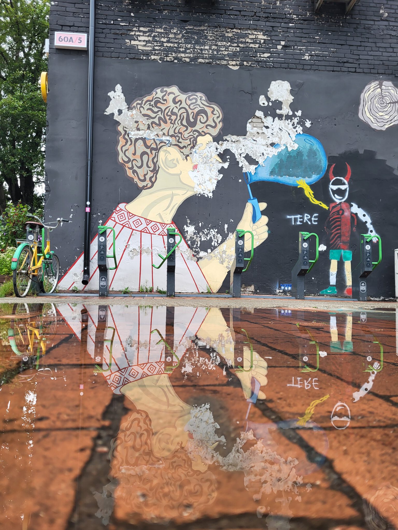 Großformatige Street-Art mit mehreren Figuren an einer Wand in der Telliskivi Creative City in Tallinn