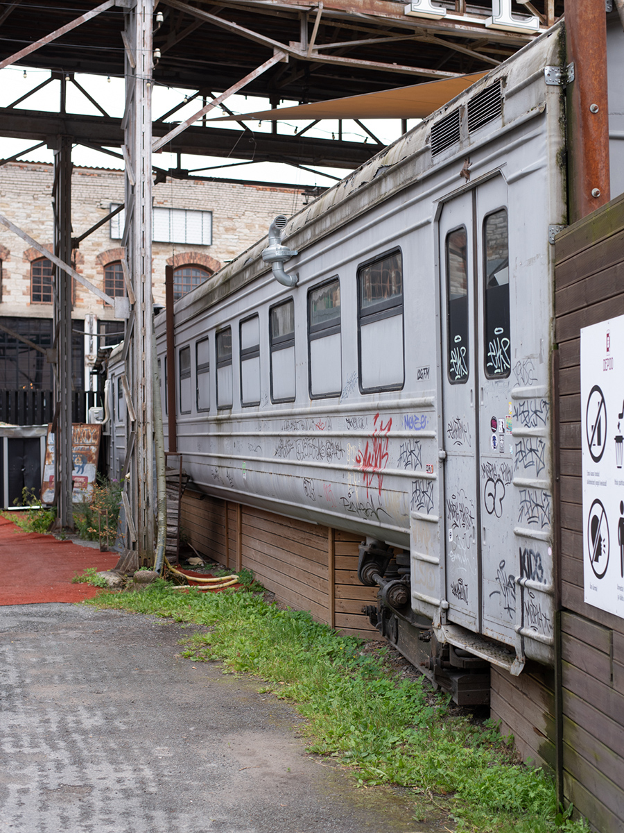 Alter Straßenbahnwagen neben ehemaligen Industriegebäuden in der Telliskivi Creative City in Tallinn