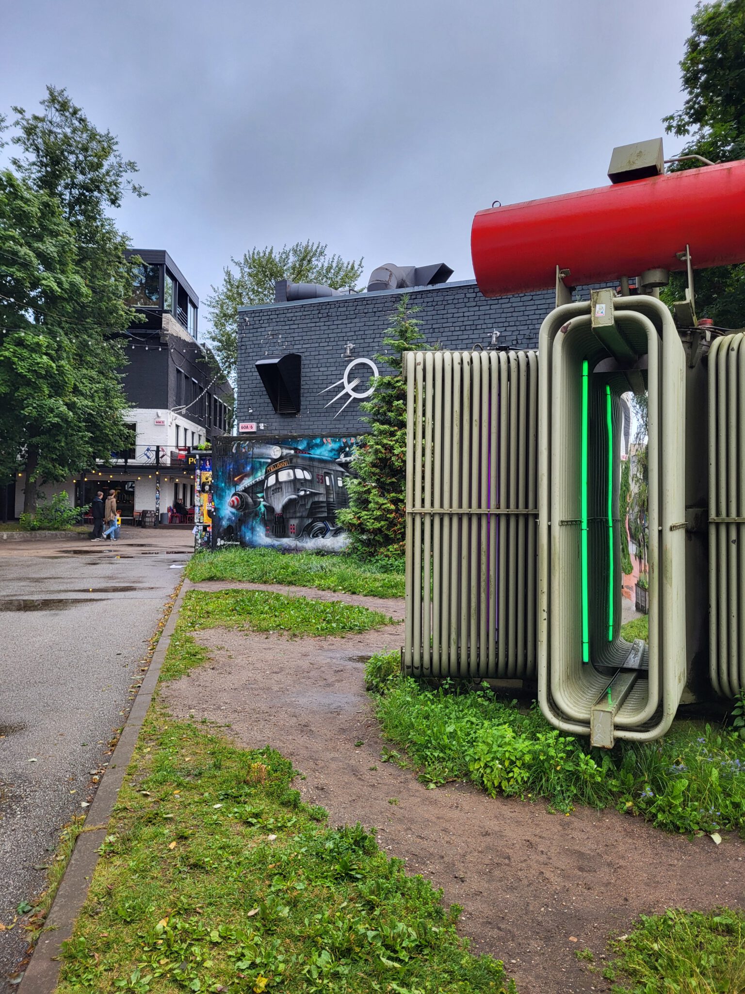Street-Art und ungewöhnliche Installation zwischen ehemaligen Industriegebäuden in Telliskivi in Tallinn