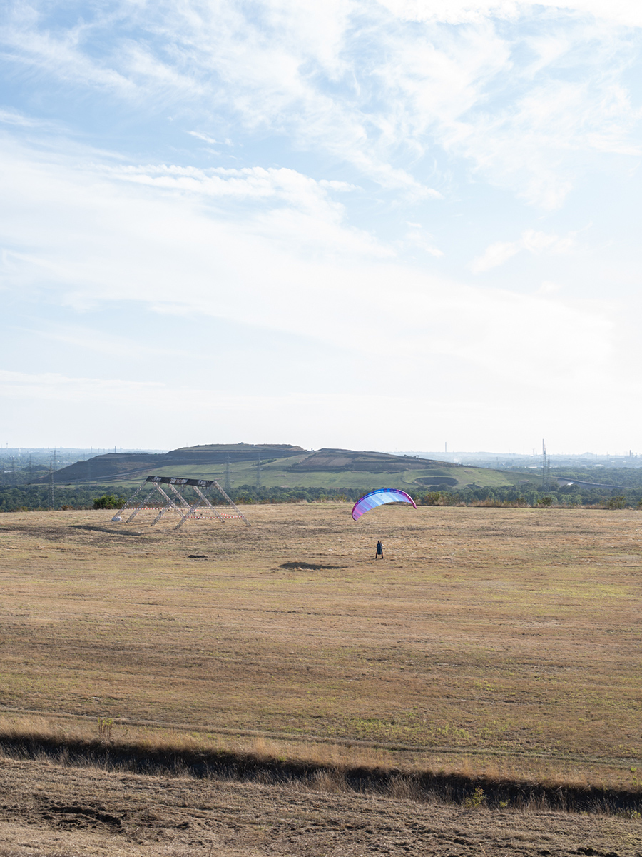 Weite Wiesenfläche auf der Halde Hoheward in Herten mit Blick über das Ruhrgebiet