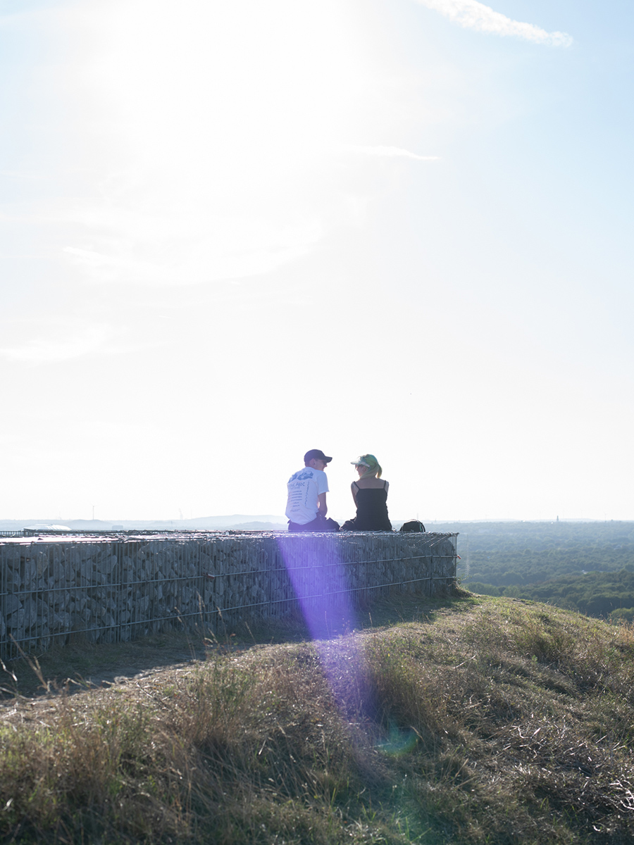Zwei Menschen auf der Halde Hoheward mit weitem Blick über das Ruhrgebiet