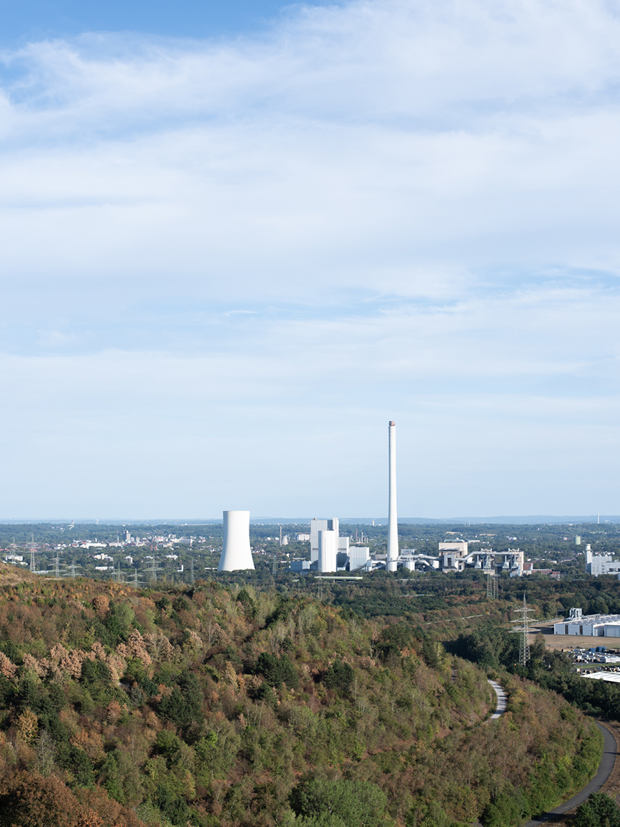 Blick von der Halde Hoheward auf das Kraftwerk Herne-Baukau