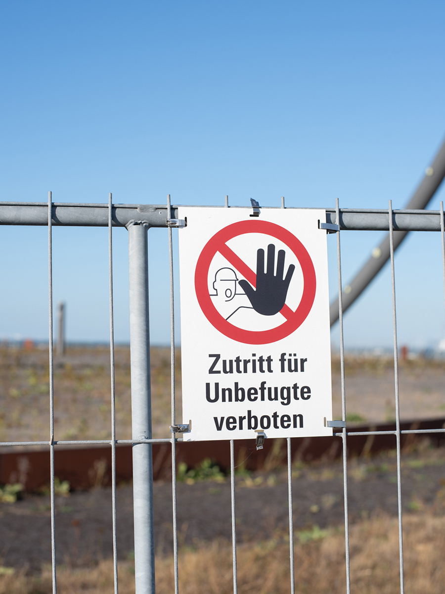 Verbotsschild am abgesperrten Horizontobservatorium auf der Halde Hoheward