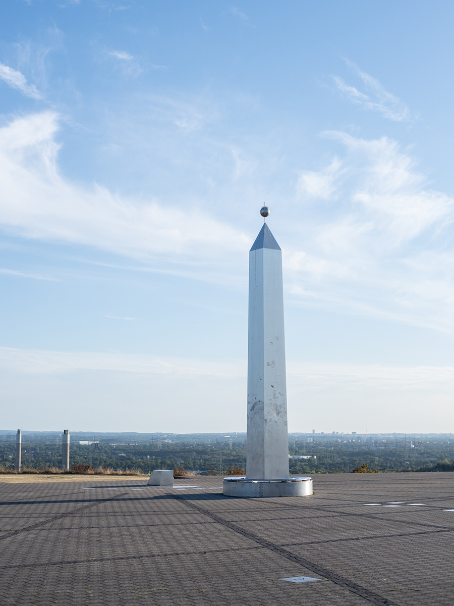 Sonnenuhr mit Obelisk auf der Halde Hoheward in Herten