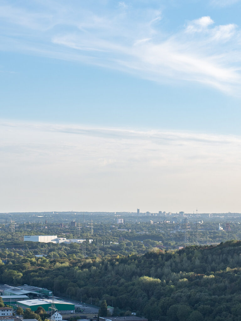 Blick von der Halde Hoheward auf die Skyline von Essen am Horizont