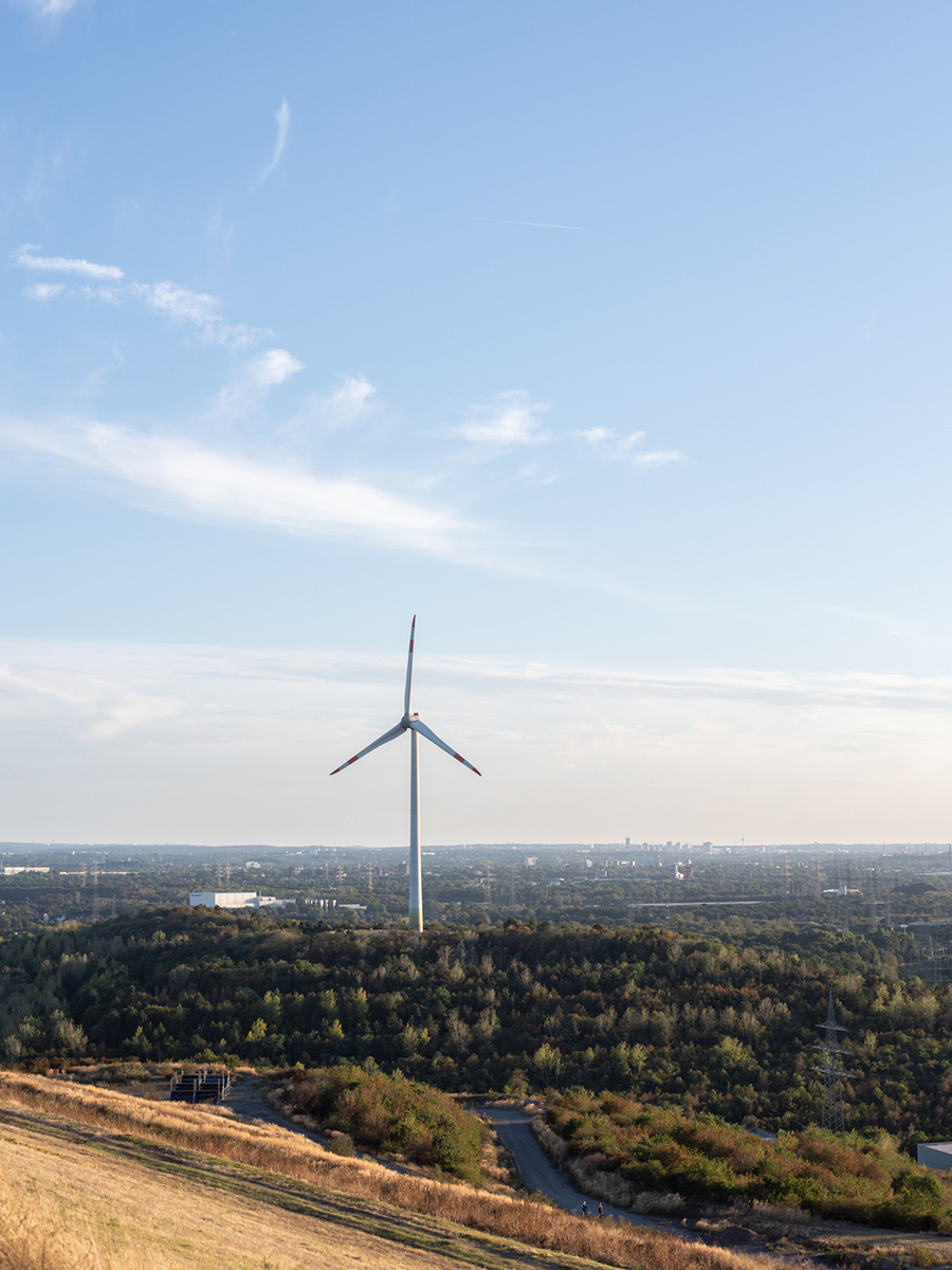 Windrad vor weitem Blick über das Ruhrgebiet von der Halde Hoheward