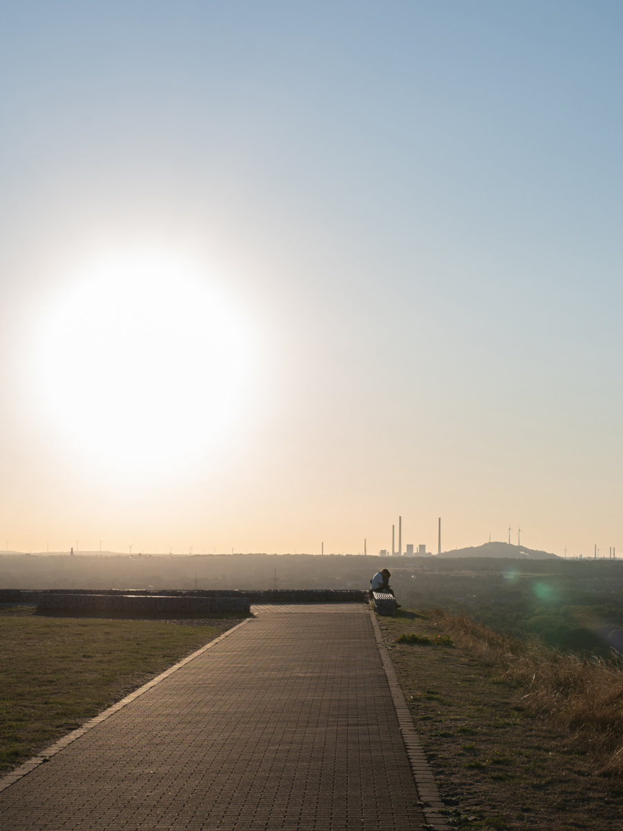 Sonnenuntergang auf der Halde Hoheward in Herten mit Weg über das Haldentop