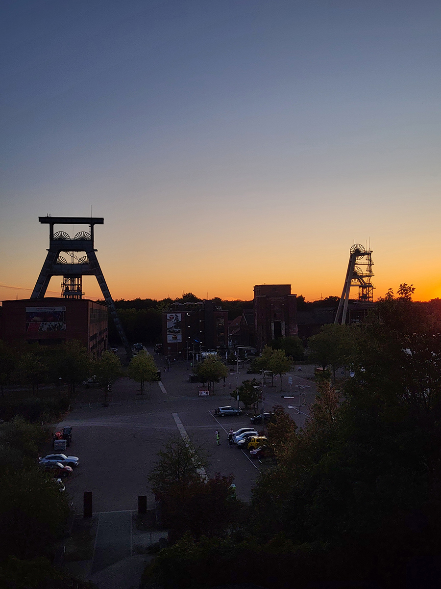 Zeche Ewald in Herten mit zwei Fördergerüsten bei Sonnenuntergang