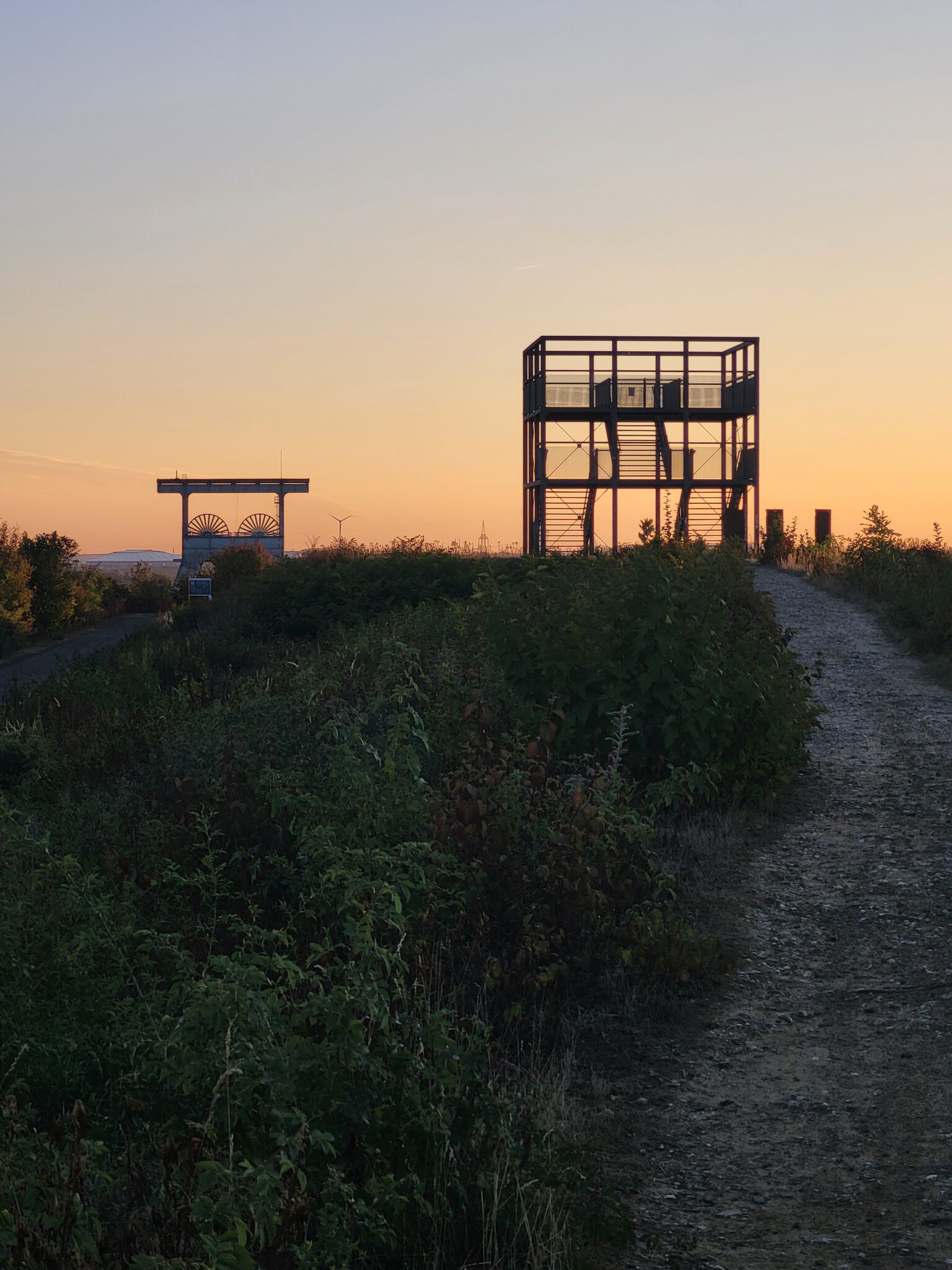 Fördergerüst der Zeche Ewald bei Sonnenuntergang mit Blick von der Halde Hoheward